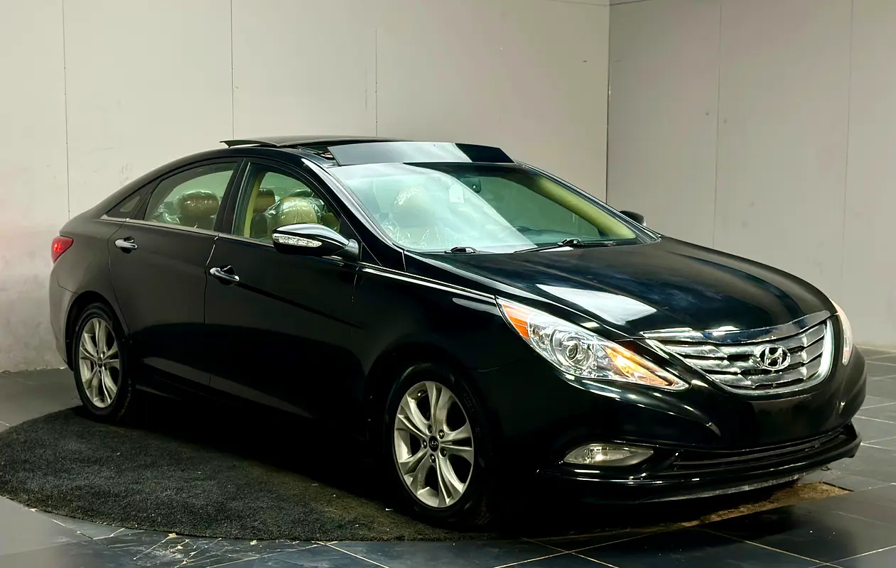 Hyundai Sonata 2013 — photo 1 of 20
