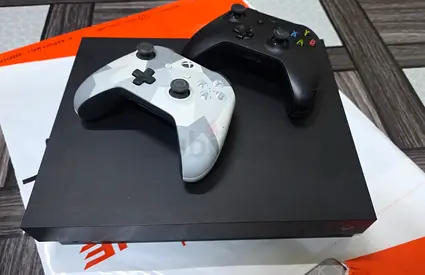 MICROSOFT X BOX ONE X 1TB TWO CONTROLLER +1 GAMES