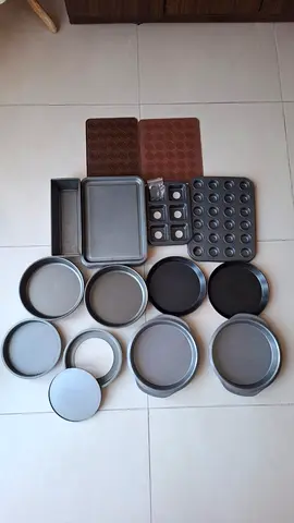 Dubai - Al-Muraqqabat / 23 PCS Baking Pan Set – Used (with some rust) Check Pictures