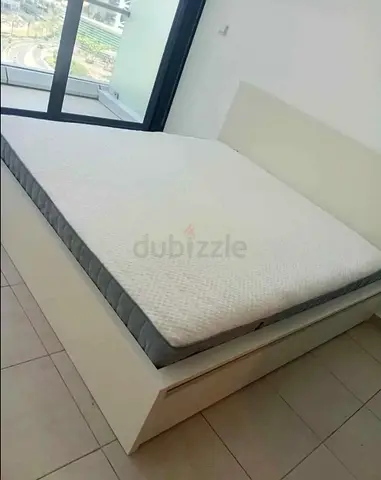 IKEA malam king‑size bed (180 × 200 cm) with 2 storage drawers underneath and an IKEA mattress ✨