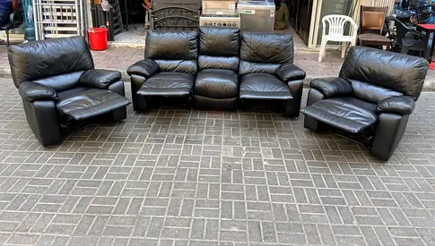 Black Leather 3-Seater Recliner Sofa with Two Matching Recliner Chairs – Used set