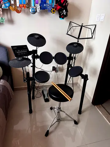 Yamaha Electronic Drum Kit with Stool, Music Stand  Sticks - Good Working Condition