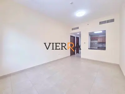 مطبخ شبه منفصل أنيق وواسع مع منطقة معيشة / إطلالة على المسبح / جاهز للسكن.