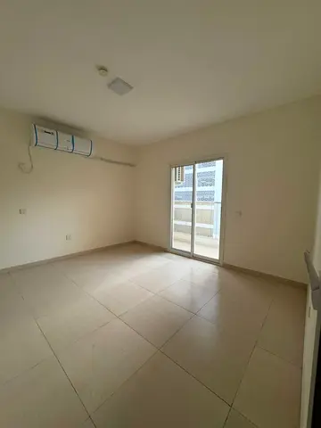 شقة 3 غرف وصالة واسعة | أول ساكن | بناية جديدة | بلكونة بإطلالة مفتوحة | تكييف سبليت | المجاز 2 | على شارع الوحدة