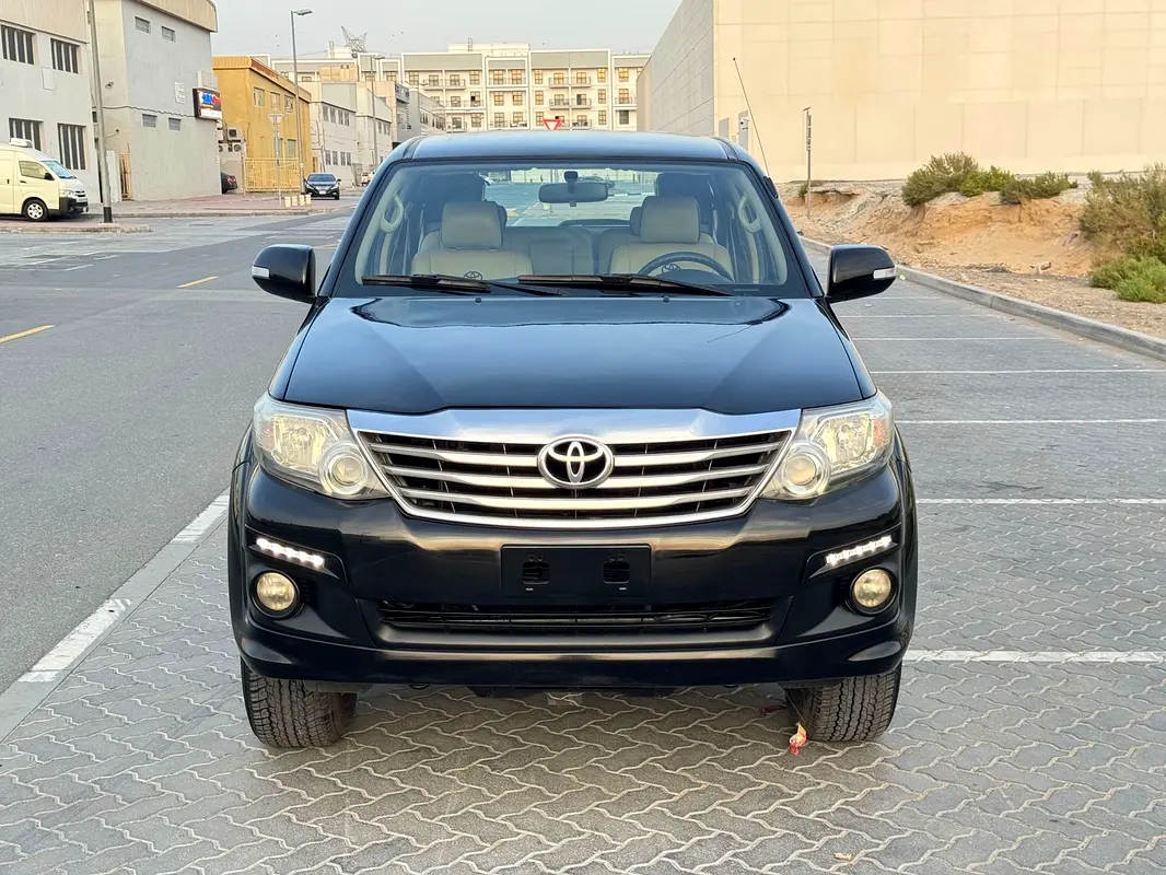 Toyota Fortuner 2015 — photo 1 of 13