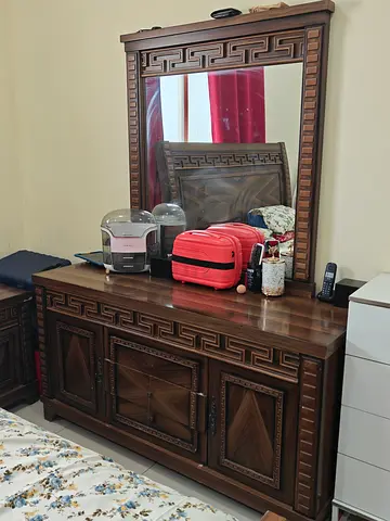 Solid Wood Dresser with Large Mirror - Classic Carved Design.Complete bedroom set