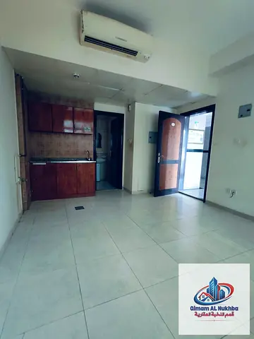 استوديو واسع للإيجار السنوي في منطقة البوطينه -مساحه واسعه - صيانه مجانيه - بدون زياده فى التجديد وبدون رسوم - موقع مميز جدا خدمى وتجارى - باركن فرى