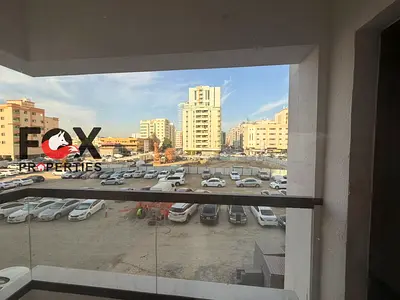 غرفة وصالة للإيجار بالنعيمية 2 قرب السفير مول، مساحة ممتازة وموقع حيوي، 34 ألف بـ4 دفعات، تأمين شيك، مناسب للعائلات.