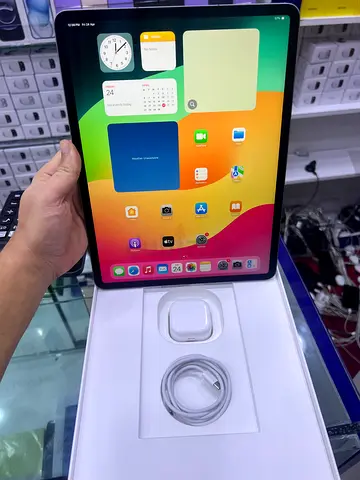 Ipad air 13 inch m2 wifi+ cellular with box and original chrger cable iphone a+ condition original