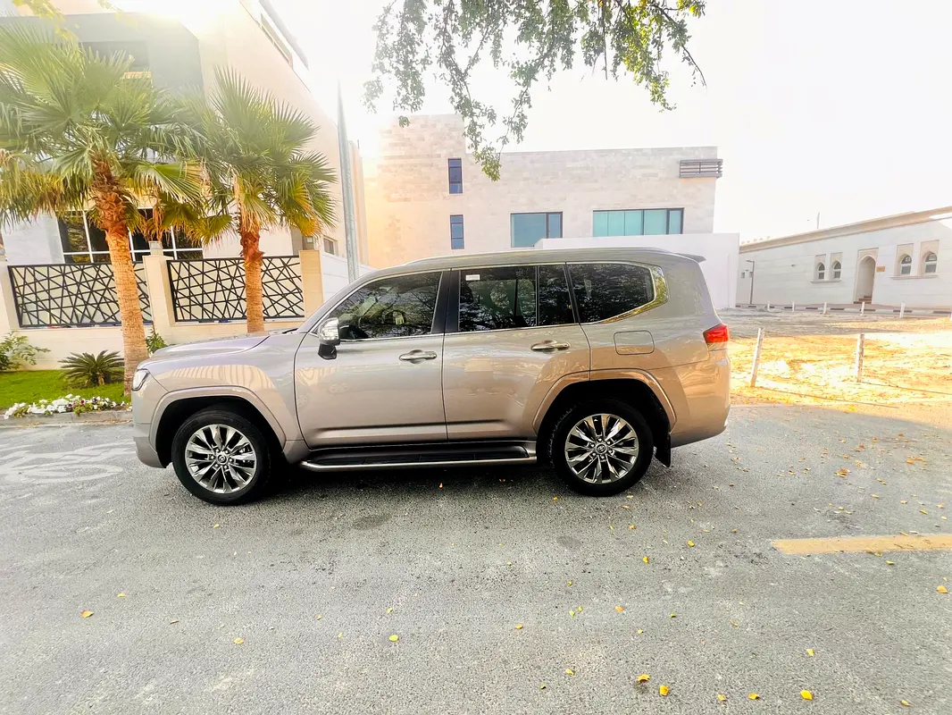Toyota Land Cruiser 2023 — photo 1 of 7