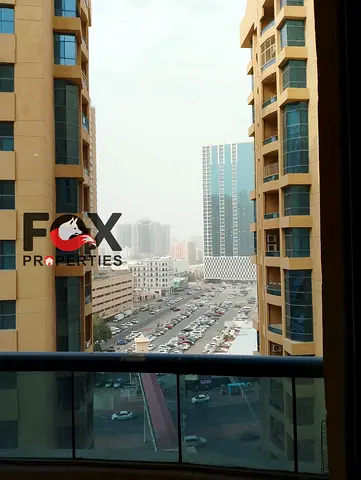 غرفتين وصالة في أبراج الخور مع غرفة خادمة، 1790 قدم، 3 حمام، تحتاج صيانة بسيطة، السعر النهائي 400,000 درهم.