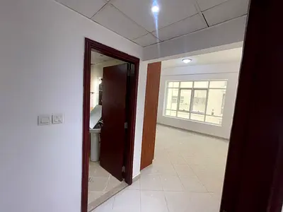 غرفتين وصاله-بلكونه باطلاله مفتوحه-خزائن بالحائط-تكييف مركزي-غرف ماستر-مطبخ كبير-3حمام-قريبه علي مخرج دبي-موقع مميز