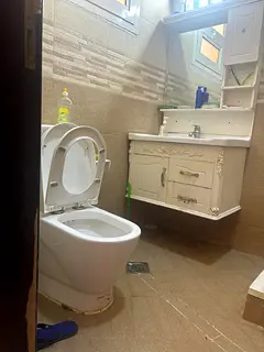 BED SPACE AVAILABLE FOR EXECUTIVE BATCHELER