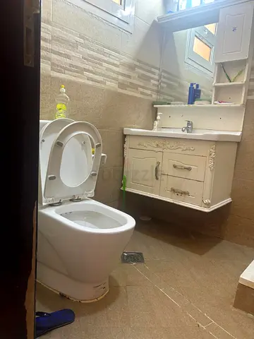 BED SPACE AVAILABLE FOR EXECUTIVE BATCHELER