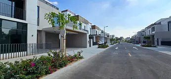 On Pool &amp; Park | Large Plot | Vacant | Premium