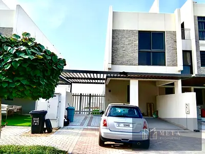 صف واحد | إطلالة صحراوية | 3 غرف نوم + غرفة خادمة، مطبخ كبير قريب. إطلالة صحراوية، موقفان للسيارات، بالقرب من المسبح والحديقة