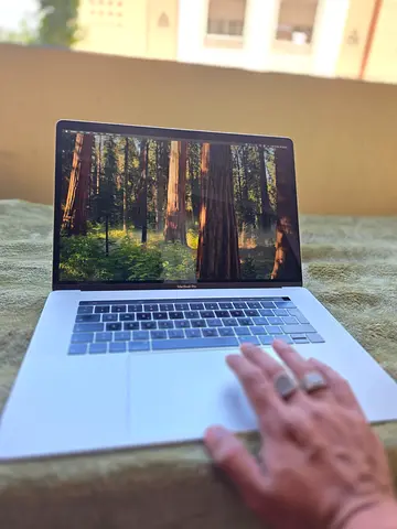 German guy Used 100 % Neat no scratches no replacement Macbook pro 15 inch 2018  for sale