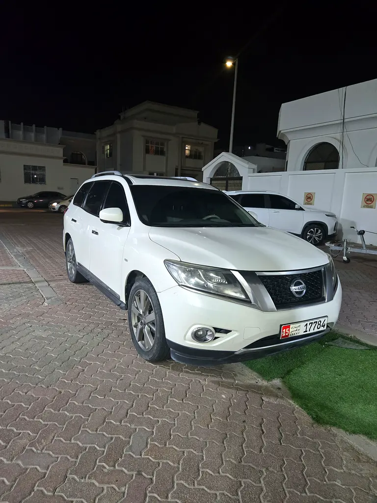 Nissan Pathfinder 2015 — photo 1 of 4