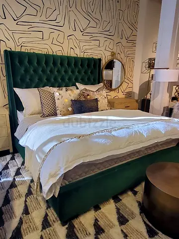 Green Velvet Upholstered Bed with Tufted Headboard - Queen/Double