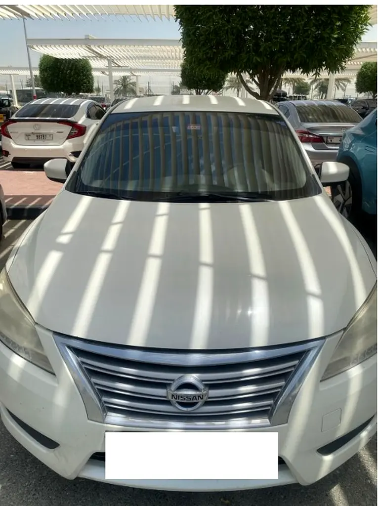 Nissan Sentra 2016 — photo 1 of 3