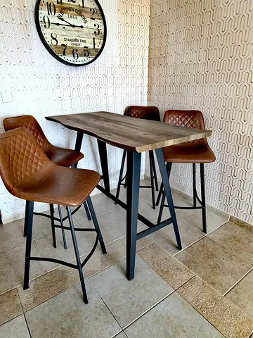 Bar table +4bar chairs