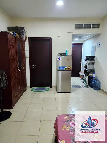 استوديو للإيجار في البوطينة الشارقة شامل الإنترنت بسعر شهري مناسب موقع مميز قريب من الخدمات مخصص للجنسية الآسيوية