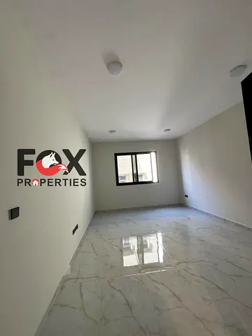 شقة غرفة وصالة أول ساكن للإيجار بالجرف 3 عجمان، مساحة ممتازة مع بلكونة، موقع مميز قريب من الخدمات، الإيجار 32 ألف، 4 أو 6 دفعات.