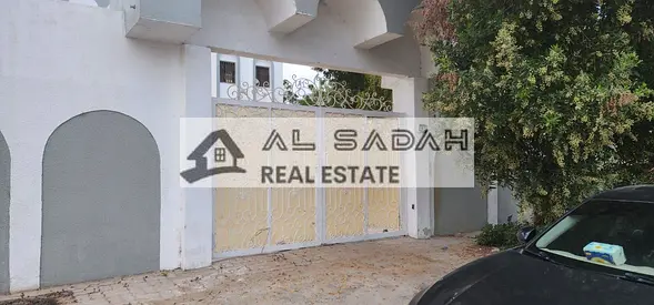 الايجار فيلا دورين في النخيلات   
 7 غرف..مجلس..صالتين..مطبخين
ملحق. غرفه خادمه..حمام.مطبخ 
مطلوب..    120000     الف