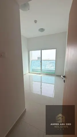 غرفتين وصالة للإيجار في غلف تاور مدينة الإمارات، 2 بلكون بإطلالة مفتوحة، 2 حمام، باركينج مجاني، موقع مميز، السعر 42 ألف، موقع مميز علي شارع الشيخ محمد