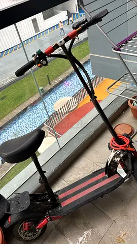 Electric scooter with seat — used, excellent running condition with free helmet, belt and locker