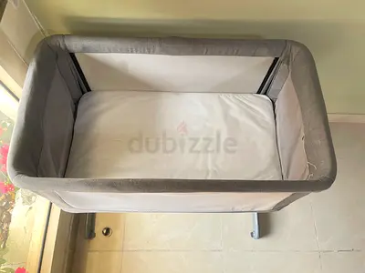 Grey bedside bassinet / baby cradle - clean and sturdy