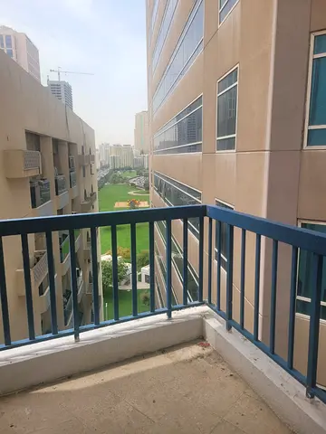 للبيع شقة غرفتين وصالة – مساحة واسعة – موقع مميز