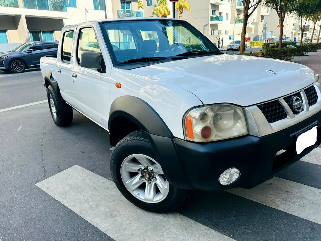 Nissan Pickup 2009 — photo 1 of 14