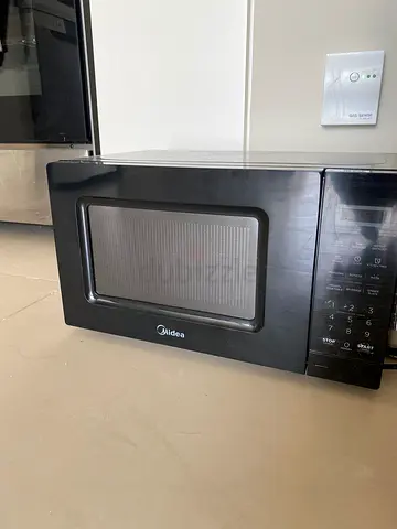 Midea Black Countertop Microwave - Good Working Condition