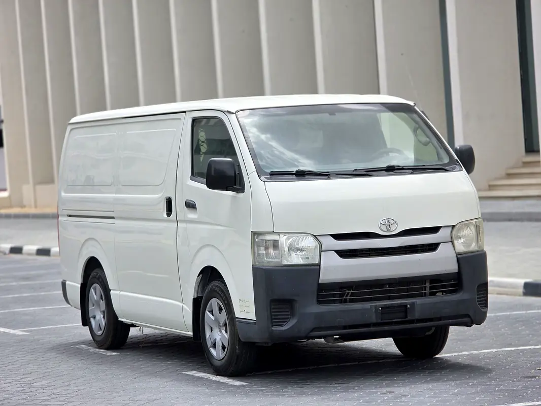 Toyota Hiace 2015 — photo 1 of 13