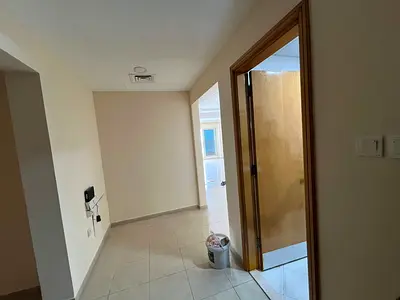 🏡 شقة 3 غرف وصالة + غرفة خادمة للإيجار في الراشدية 3 – عجمان