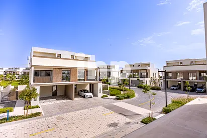 Single row/ Landscaped / Close to pool