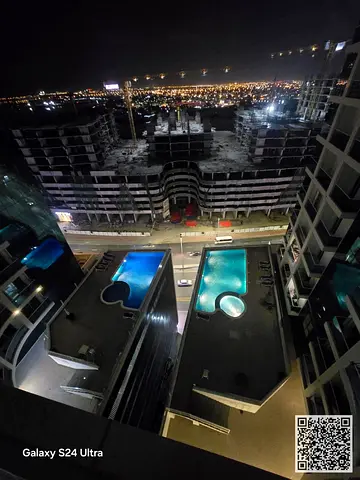 ببلكونه إطلالة بحريه مميزة شقة غرفتين وصالة مفروشه بالكامل فرش جديد راقي جدا بموقع مميز جدا شامله جميع الخدمات مع جيم، مسبح، باركينج خاص