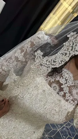 فستان زفاف راقي جدا مع طرحة