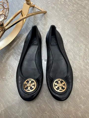 AUTHENTIC TORY BURCH LEATHER FLAT SHOE..