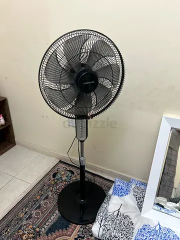 Oscillating Pedestal Floor Fan - Good Working Condition with remote