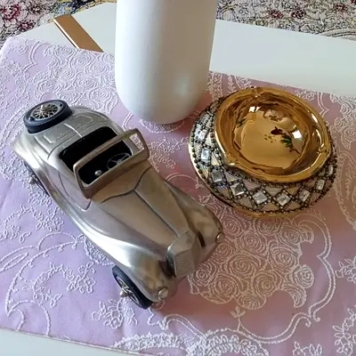 تحفة سيارة كلاسيك فاخرة  بتصميم  مستوحى من سيارات الثلاثينات، مصنوعة من معدن ثقيل بتفاصيل أنيقة.