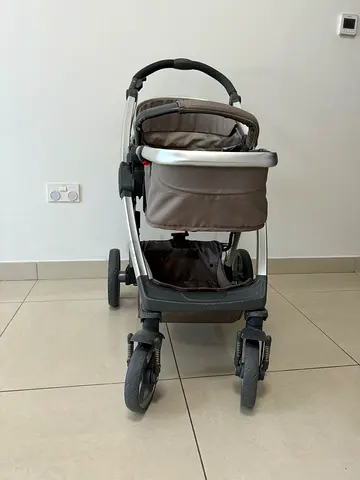 Lightweight beige pram stroller with reversible seat cum bassinet