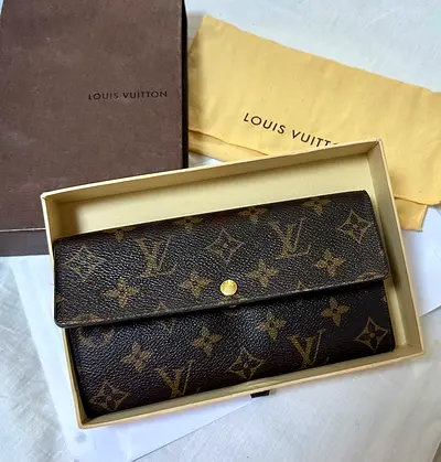 Selling my Authentic Wallet