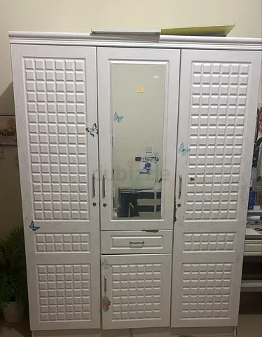 White 3-Door Wardrobe with Central Mirror and Drawers - Good Condition