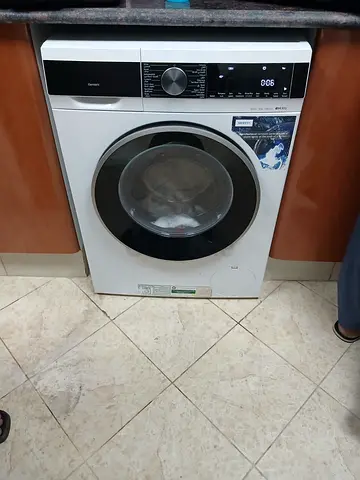 Siemens iq300 latest model 10 kg washing machine same like new conditon for sale 800 aed