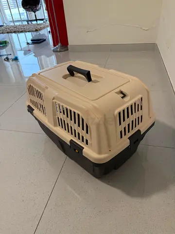 Medium Plastic Pet Carrier with Top Handle - Good Condition I have separate bolt if needed