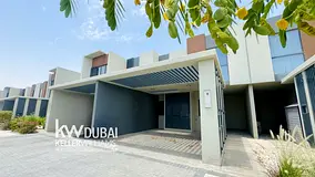 SINGLE ROW I LANDSCAPPED I MODERN