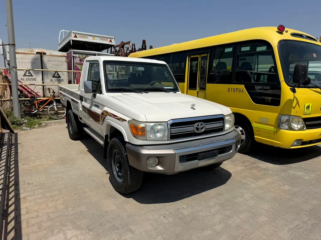 Toyota Land Cruiser 2019 — photo 1 of 10