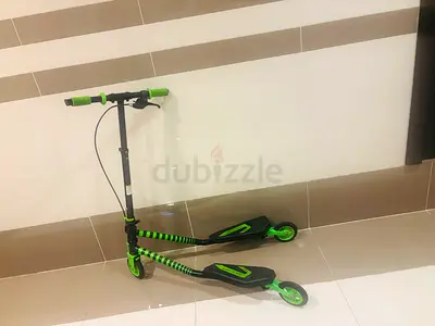 Green three-wheeled kick scooter for kids/adults (adjustable handle) - good condition